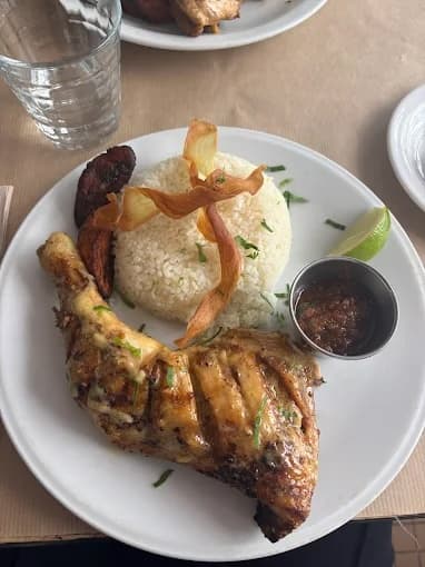 Photo — poulet boucané, riz et plantains